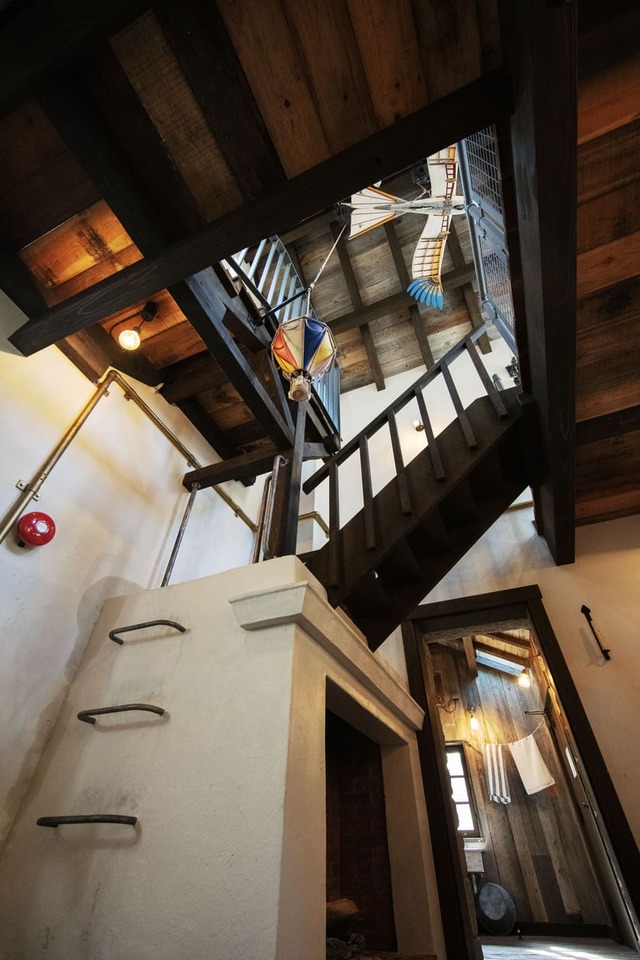 「魔女の谷」飛行機乗りの塔 気球とオーニソプター