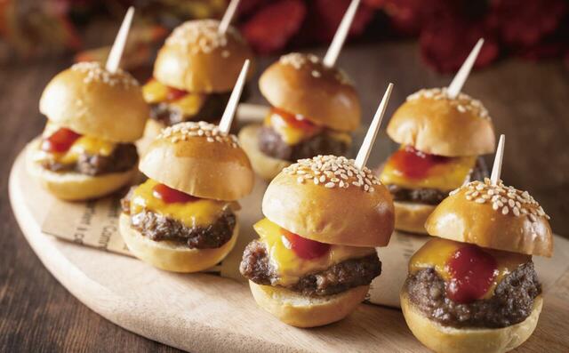 「淡路産牛のチーズスライダー」＜期間：2024年9月26日〜11月中旬＞【肉とチーズ！さらにワインでマリアージュ！秋限定の食べ飲み放題「“肉×チーズ×ワイン”オータムビュッフェ」開催！】