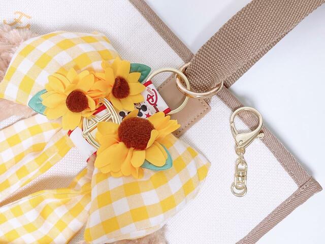 付属フックを2重リングから外して、カラビナでバッグに付けています