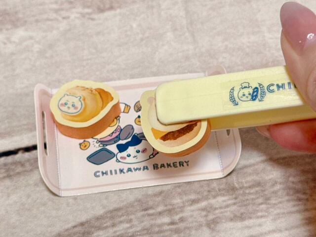 トングでトレーにパンを乗せます。本当にちいかわベーカリーにいるような気分に♪