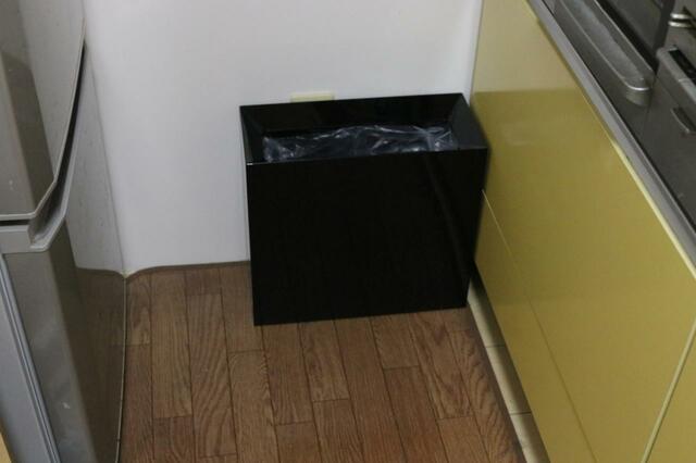 【山崎実業(Yamazaki)トラッシュカン ワイド ブラック】シンプルな中にも存在感があるデザイン