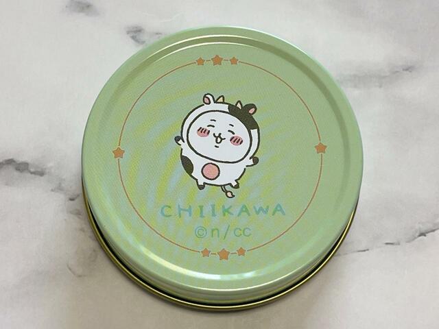 裏面にもイラスト入り。牛の着ぐるみを着てご機嫌なちいかわがキュート！
