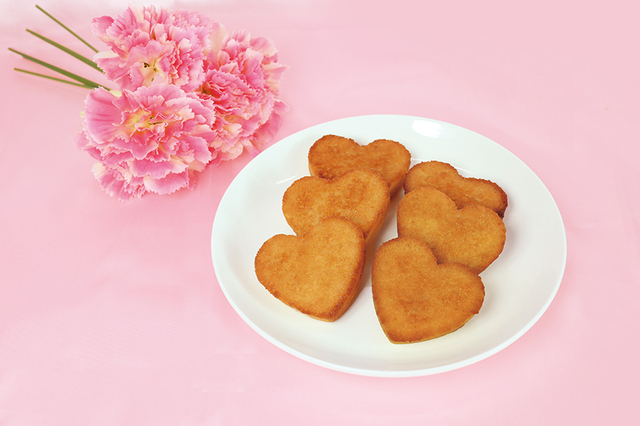 「母の日 ハートのフィナンシェ（6個入）」＜価格：2,300円（税込）＞【お母さんありがとう！不二家“母の日限定スイーツ”のWEB予約がスタート！ペコちゃんのエコバッグ付き「ハートのフラワーケーキ」も登場！】