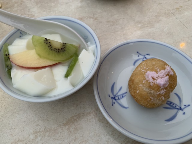 杏仁豆腐と餡入り揚げ餅