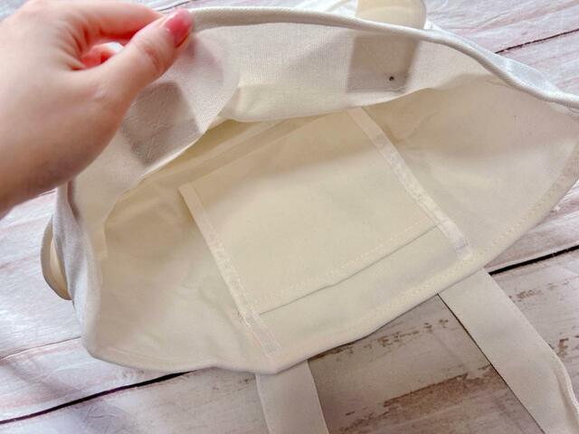 内側にもポケット付き！
