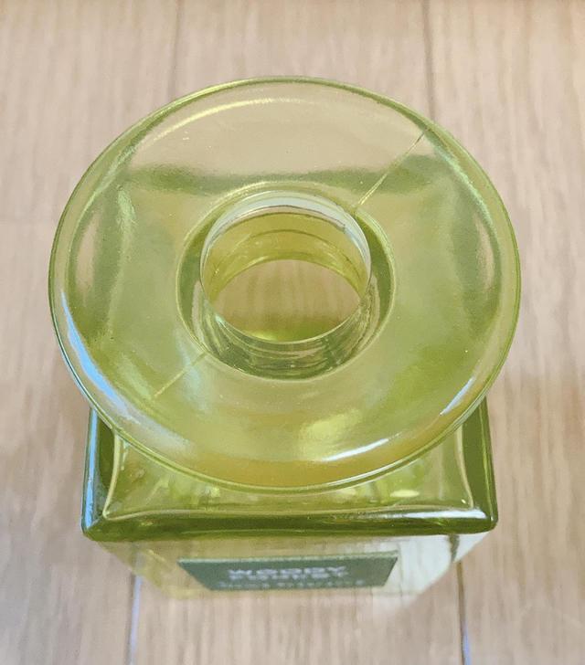 【ニトリ　アロマディフューザー(ジョージ ウッディフォレスト 120ml)】フタがないのでそのまま注ぎます