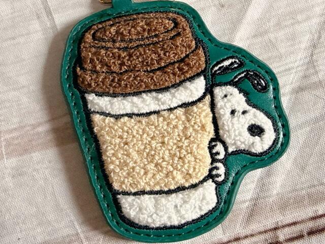 コンビニのコーヒーカップの横から、ひょっこりお顔をのぞかせるスヌーピーがかわいすぎる〜!