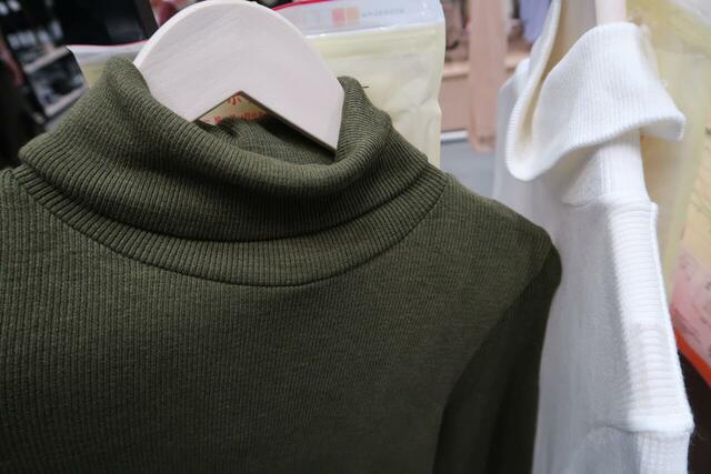 「シン・ホッとするインナー」長袖タートルネックはリブ素材
