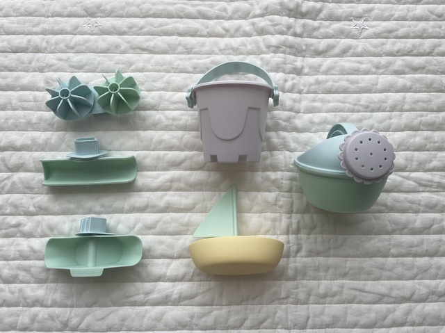 【3COINS＋plus ウォーターテーブル／KIDS外遊び】色がランダムで入っているヨット、バケツ、ジョウロと支柱用パーツ