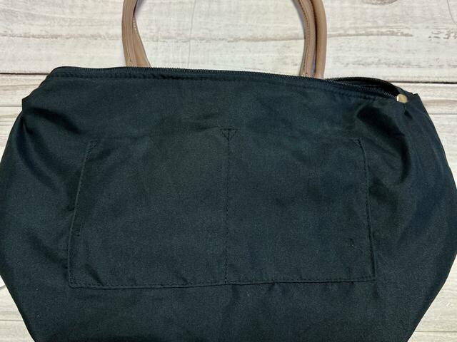 内側には区切りポケットが2つついています