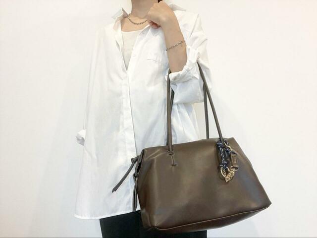 【GLOBAL WORK スペ軽チャーム付きボストン】オーバーサイズのシンプルシャツにもちょうどよくマッチします