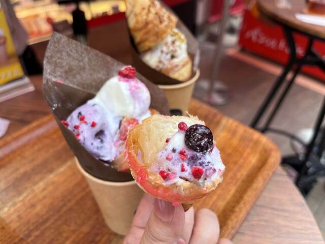 見よ、クロワッサン＆アイスの実力を！（販売品はクロワッサンのカットなどが仕様変更されています）