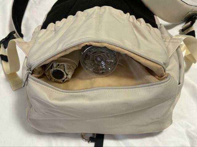 【ワークマン 軽量3レイヤーポケットマザーズリュック】底面には約縦28×横26cmのファスナーポケットが。折りたたみ傘やペットボトルも入れられます