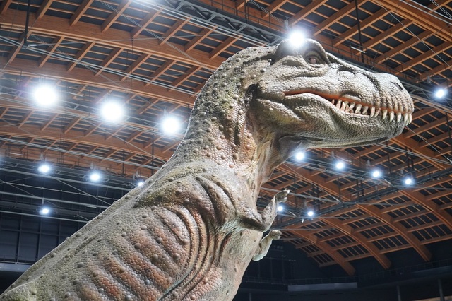 高さ10メートルと超巨大！「ディノフェス2024」オリジナルの、スタンディングスタイルのT-REX【ディノフェス2024】