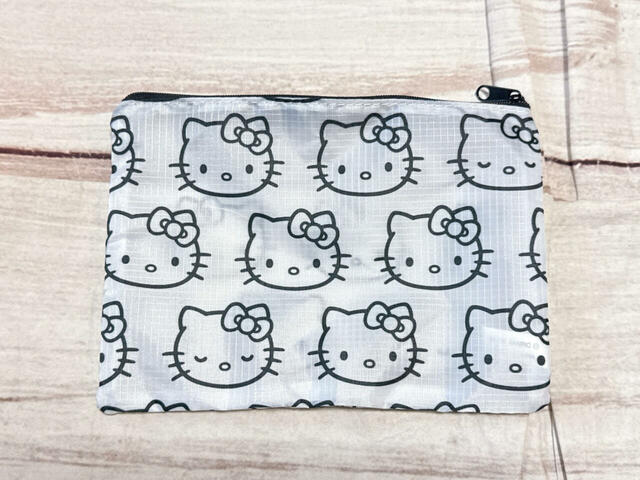 背面も総柄デザイン