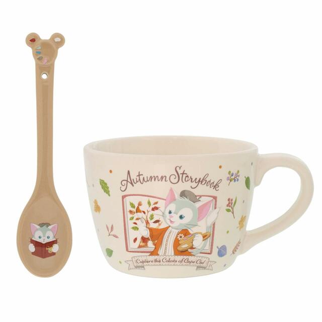 マグカップ＆スプーン｜2,600円｜「ダッフィー＆フレンズのオータム・ストーリーブック」スペシャルグッズ｜販売店舗：東京ディズニーシー「マクダックス・デパートメントストア」｜発売日：2023年9月7日（木）