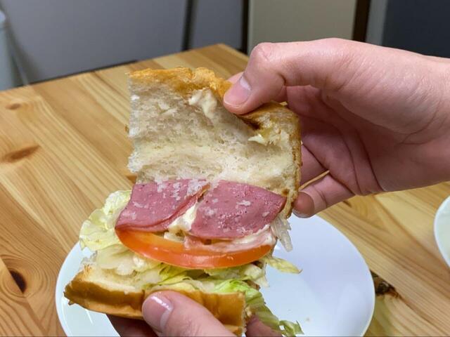 【サブウェイ サラミ&チーズドリンクSセット】サラミが2枚入っています