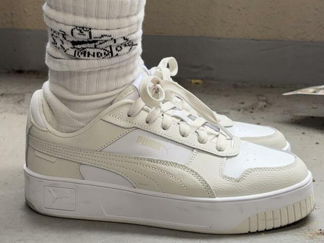 【PUMA ウィメンズ キャリーナ ストリート スニーカー】カラバリ豊富！「ホワイト/ベイパーグレー」の24.5cmサイズを購入しました