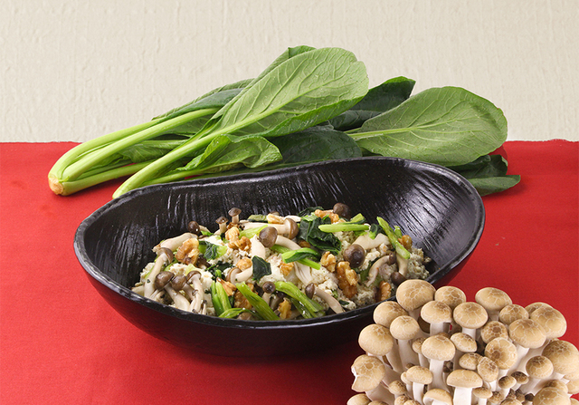 「山椒香る小松菜としめじの白和え」<期間:2025年11月14日〜>【旬の冬野菜が食べ放題!ブロンコビリーの「新鮮サラダバー」に季節の野菜をふんだんに使用した『冬サラダバー』が登場!】