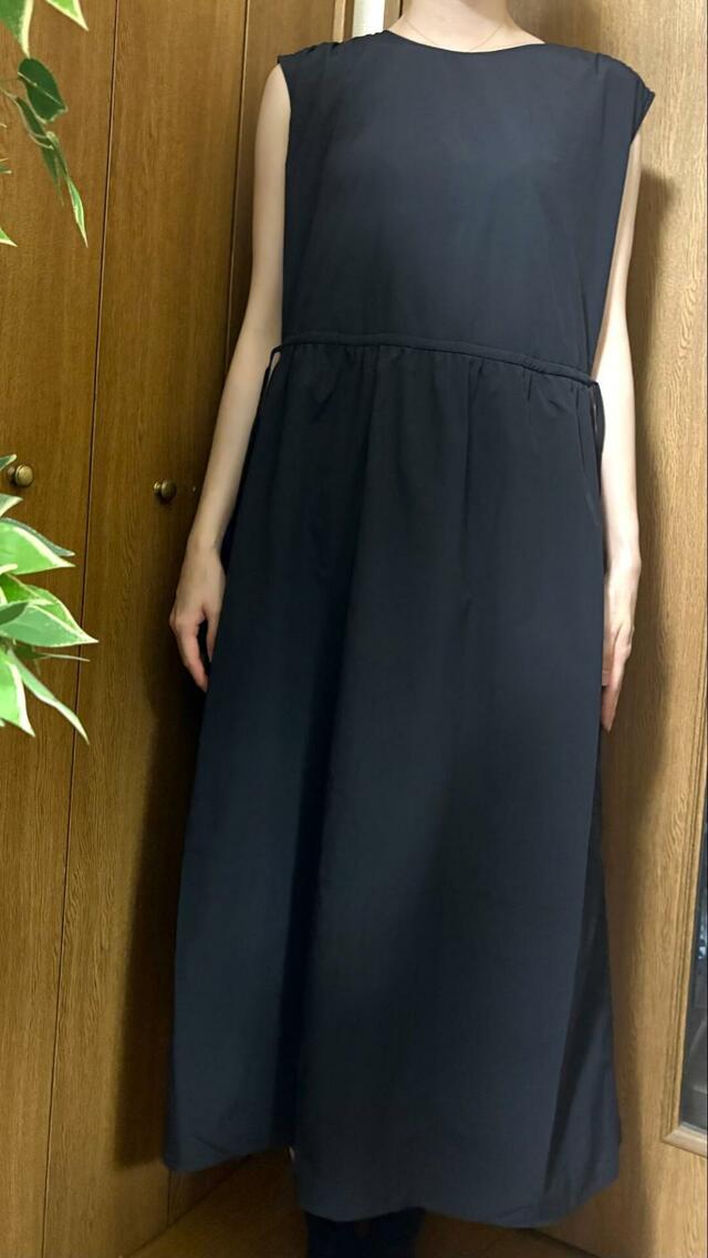 【ユニクロC  ギャザーワンピース／ノースリーブ】ドローストリングを絞らずに着ると、ストンとしたストレートなシルエットになります◎