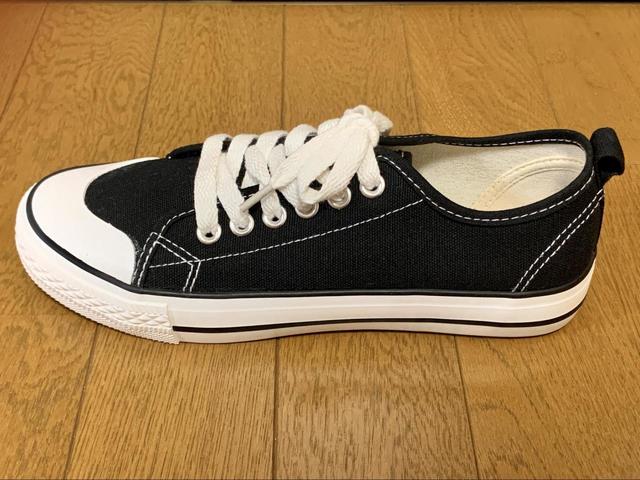 【ワークマン Wクッション キャンバスシューズ】直線と曲線を組み合わせたステッチ