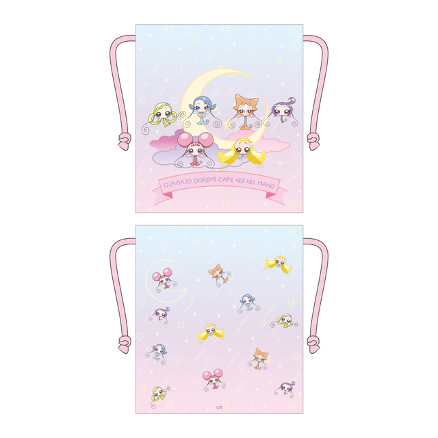 「サテン巾着（全1種）」＜価格：税込1,705円＞【「リズムタップ」がタルトに♪虹色メニューが楽しい『おジャ魔女どれみカフェ 2024』オープン！】