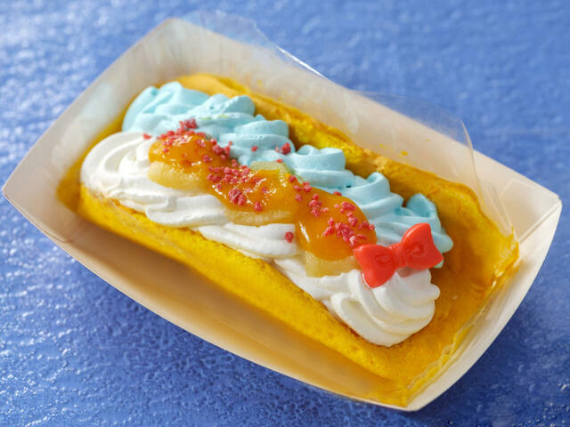 オムレットロール(プリン&パイナップル) 700円|販売店舗:ヒューイ・デューイ・ルーイのグッドタイム・カフェ、マジカルマーケット| 東京ディズニーランド ディズニー・パルパルーザ「ドナルドのクワッキー・ダック!ダック!ダックシティ!」スペシャルグッズスペシャルメニュー