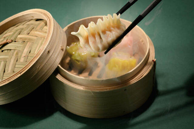 「フカヒレ餃子、桜焼売、香港焼売、山葵焼売」＜期間：2025年8月6日＞ 【【1日限定】5段重ねの「HALOW蒸籠タワー」登場！2025年8月6日に一夜限りのディナーブッフェ開催！】