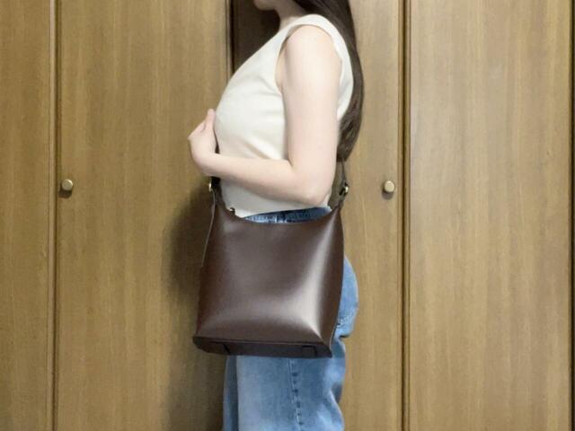 ショルダーストラップ最長バージョン。ショルダー掛けしても体に沿ってくれるフォルムがGood！