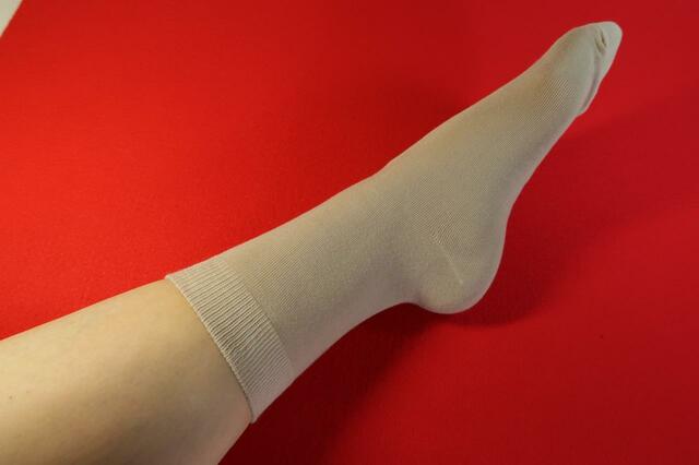 ワークマン×ファンケル保湿成分配合肌着/Rich Moist Veil ソックス 399円（税込）濃いベージュを履いた感じ