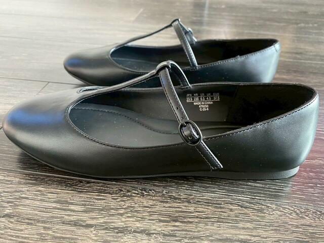 【UNIQLO : C Tストラップバレエシューズ】シックなブラックのボディに細めのストラップがアクセントになっています♪