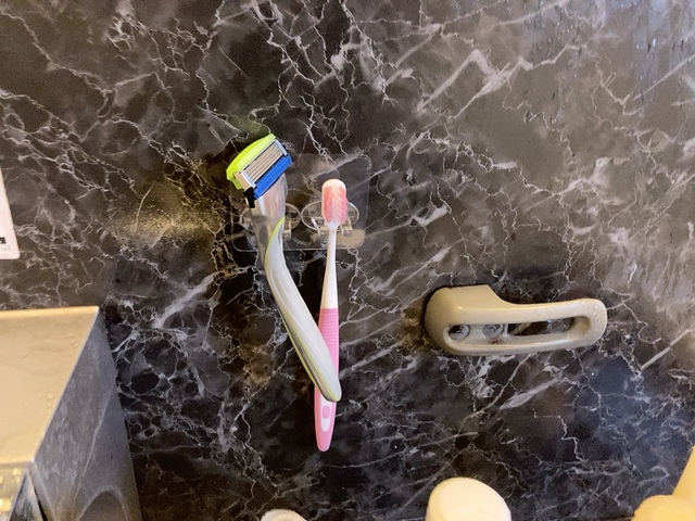 【ニトリ シールフック 歯ブラシホルダー 2本用】剃刀など歯ブラシ以外も吊り下げられます