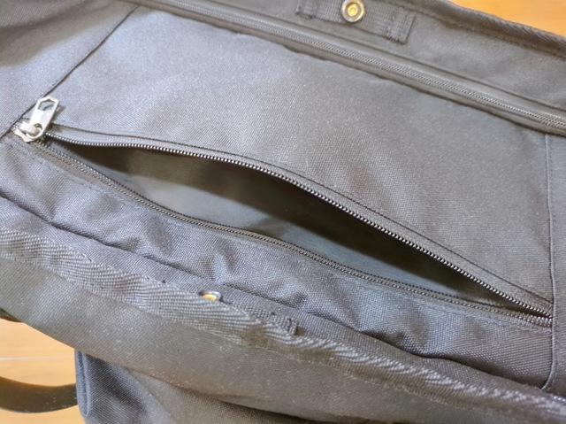 【ワークマン スプリットトートバッグ】天面にもファスナー付きポケットがあり、パスケースなどサッと取り出したいものを収納するのに便利!