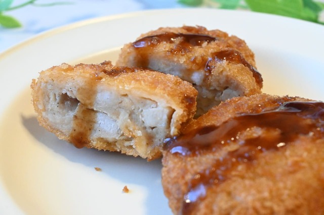 【ニチレイ新商品「極上メンチかつ」】サクサクじゅわ～っ！ソースをかけてやみつき味に