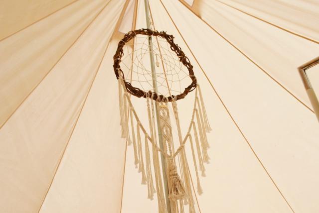 【small planet CAMP & GRILL】ドリームキャッチャーが飾られている
