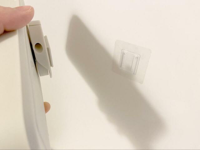 【3COINS スピーカー付き防滴スマホケース】スタンド取付用フックに防滴スマホケースを取り付ければOK！