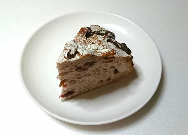 【カークランドシグネチャー　ウォールナッツクランベリーブレッド　1個　798円】生地のあちこちに、クルミとクランベリーが