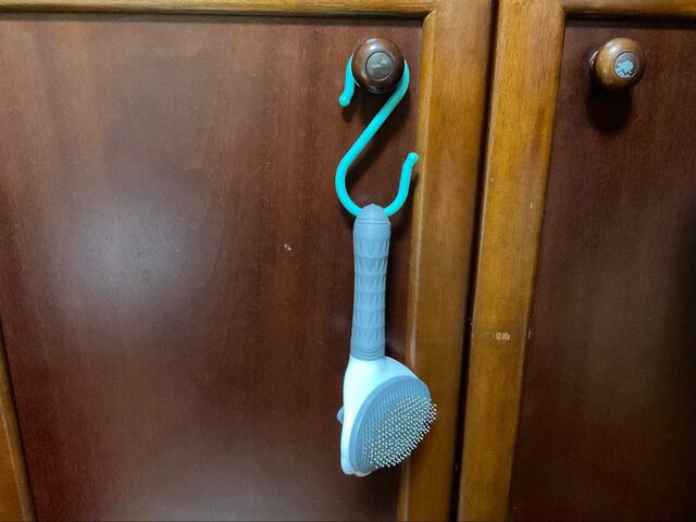 【SanMori ペット用ブラシ】壁に掛けられるから場所を取らない