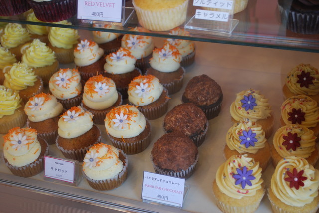 モナーク カップケーキ／中央左：キャロット 中央右：バニラアンドチョコレート