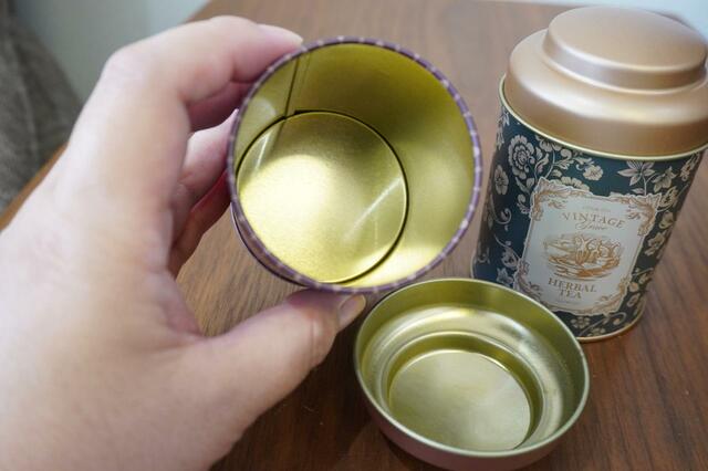 ふたを開けてみたところ【ヴィンテージグレース　丸缶　紅茶缶型】