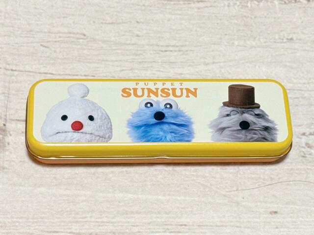 【パペットスンスンチョコ缶】サイズ約幅16.3×高さ5.4×奥行き2.5cm。ペンケースのように蓋の一部が外れない仕様です