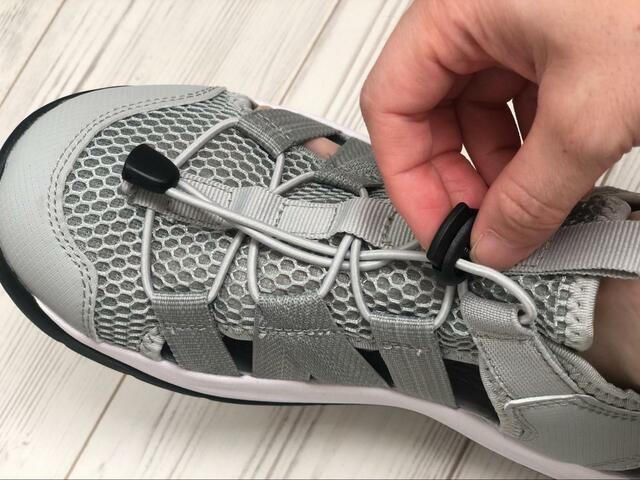 【ワークマン フィールドサンダルアドバンス】アジャスターをゆるめるだけで簡単に着脱可能