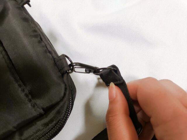 ショルダーとした使う場合は、Dカン部分にフックをつけて使用【Reebok（リーボック）多機能スマホショルダーバッグ BOOK special package】発売日：2023年6月12日、価格：2,618円（税込）