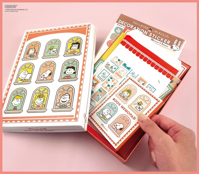 【郵便局 おくるシリーズ】いろいろレターセットボックス”のボックスは、今回発売のシリーズ商品をすべてまとめて収納できるサイズ感