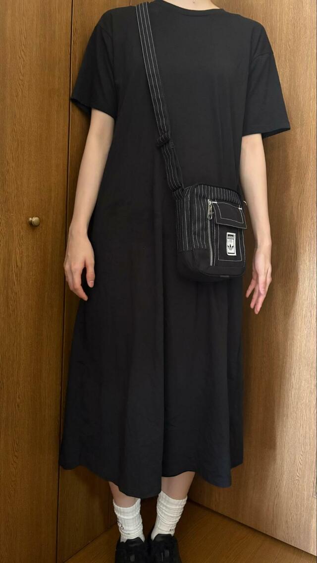 【adidas ウォバッシュ スモールアイテムバッグ】黒のワンピースに黒のスニーカー、白のソックスを合わせたモノトーンコーデ。バッグの柄がアクセントになります♪