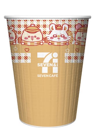【セブン-イレブン×ちいかわ】「セブンカフェ ホットカフェラテR」204円、「セブンカフェ ホットカフェラテL」260円／発売日：12月3日（水）～順次、販売エリア：全国　※数量限定、店舗によってカップデザインの切り替え時期が異なります、セブンカフェラテ取扱店舗のみ