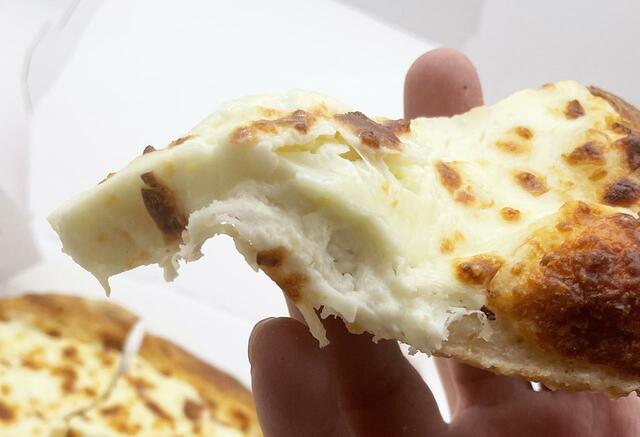 ミルキーで濃厚な香り、とろける食感とコク……びよ～んと伸びるチーズを見ているだけでおなかが空いてきます