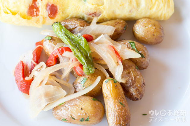 レストラン「アマアマ」の朝食メニュー「卵3つで作ったオムレツ　アウラニポテトを添えて」｜アウラニ・ディズニー・リゾート＆スパ コオリナ・ハワイ