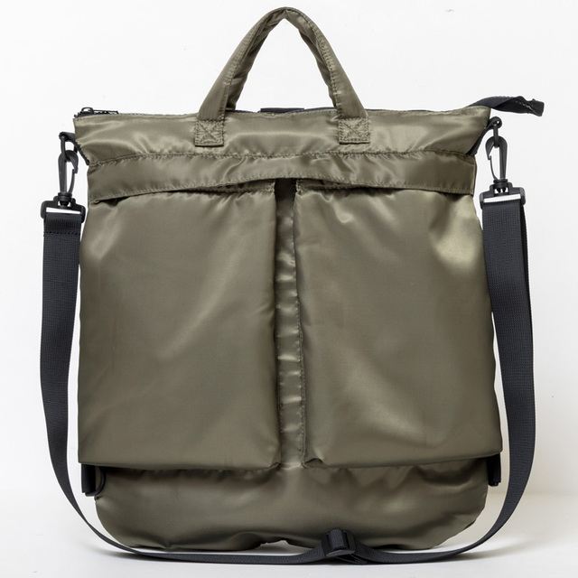 肉厚な中綿でクッション性を実現した軽量3WAYバッグ GUARD HELMET BAG BOOK KHAKI　3,278円(税込)