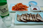 ほどよく脂が落とされた茹で豚肉は、冷えたソジュ（韓国焼酎）によく合う